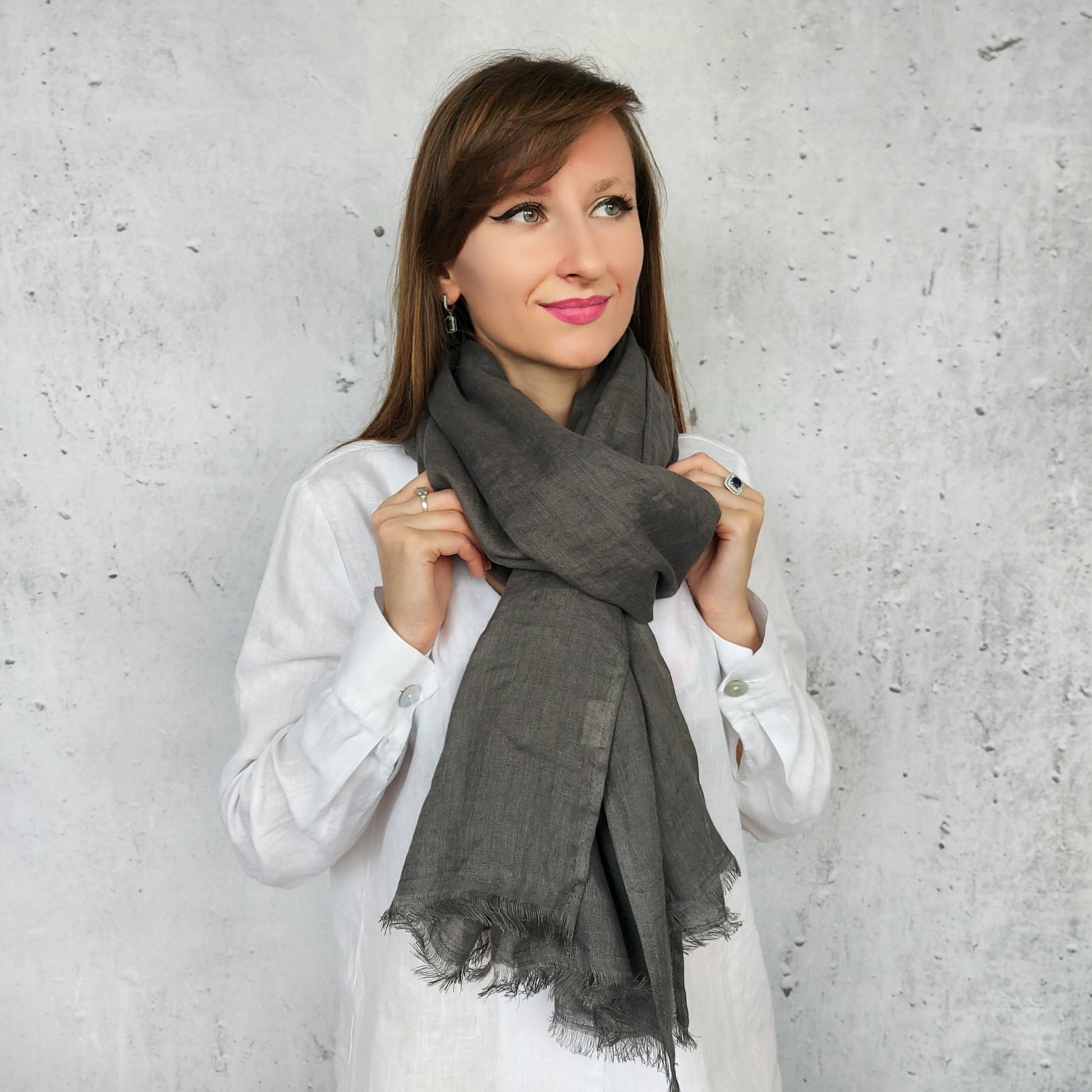 Model wearing lightweight anthracite scarf – pure linen fashion