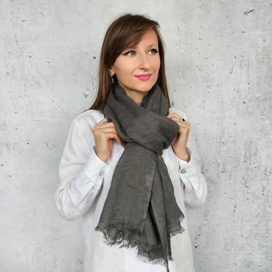 Model wearing lightweight anthracite scarf – pure linen fashion