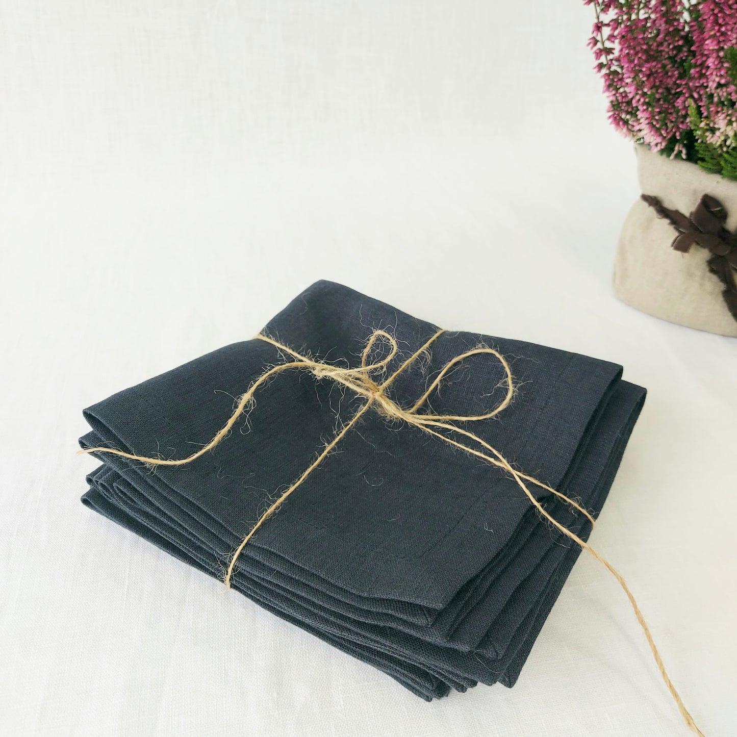 Modern wedding table with anthracite linen napkins