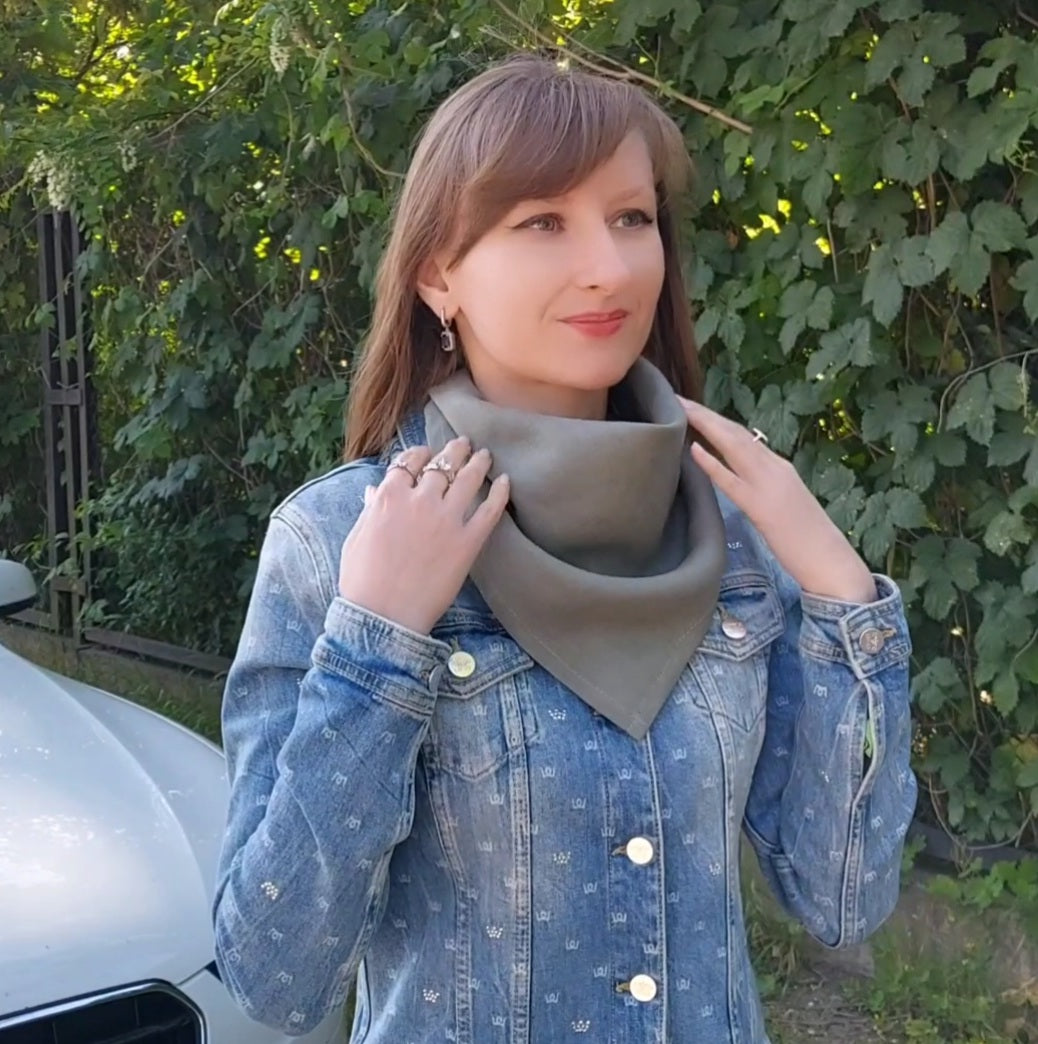 Linen bandana in green gray styled as a soft headband – 82 x 38 cm
