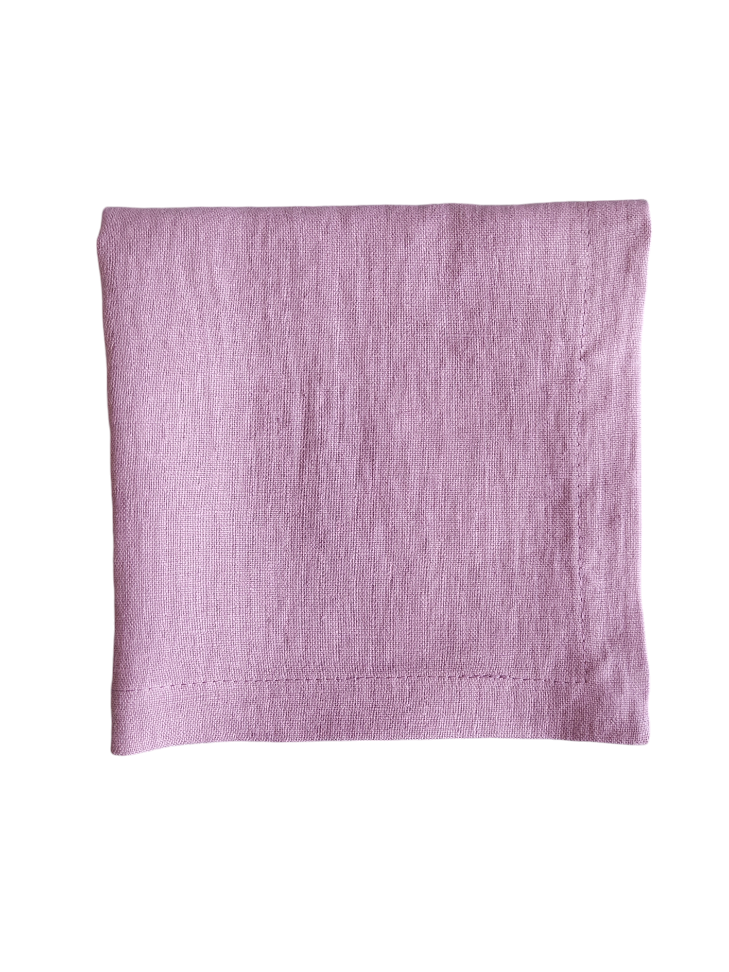 Table setting with lilac linen napkins for romantic wedding decor