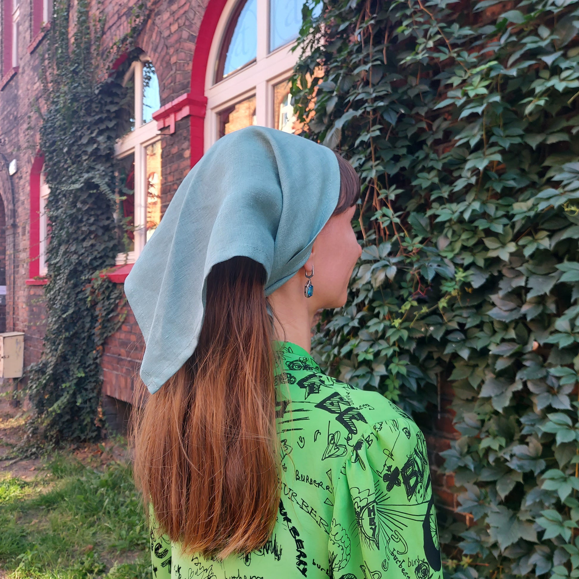 Linen bandana in dark mint styled as a soft headband – 82 x 38 cm