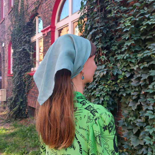 Linen bandana in dark mint styled as a soft headband – 82 x 38 cm