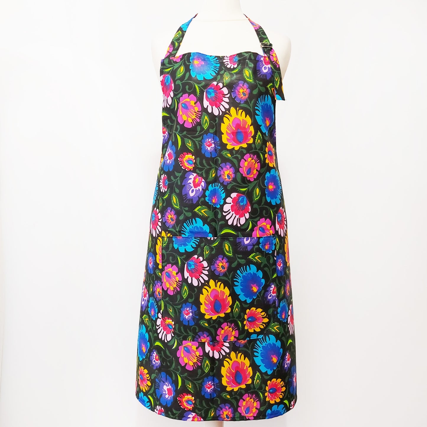 Cotton aprons, black aprons, buy kitchen aprons, aprons in flowers, aprons bulk, 100% cotton apron, apron with pocket, women's aprons, aprons for cooking, Linencharm