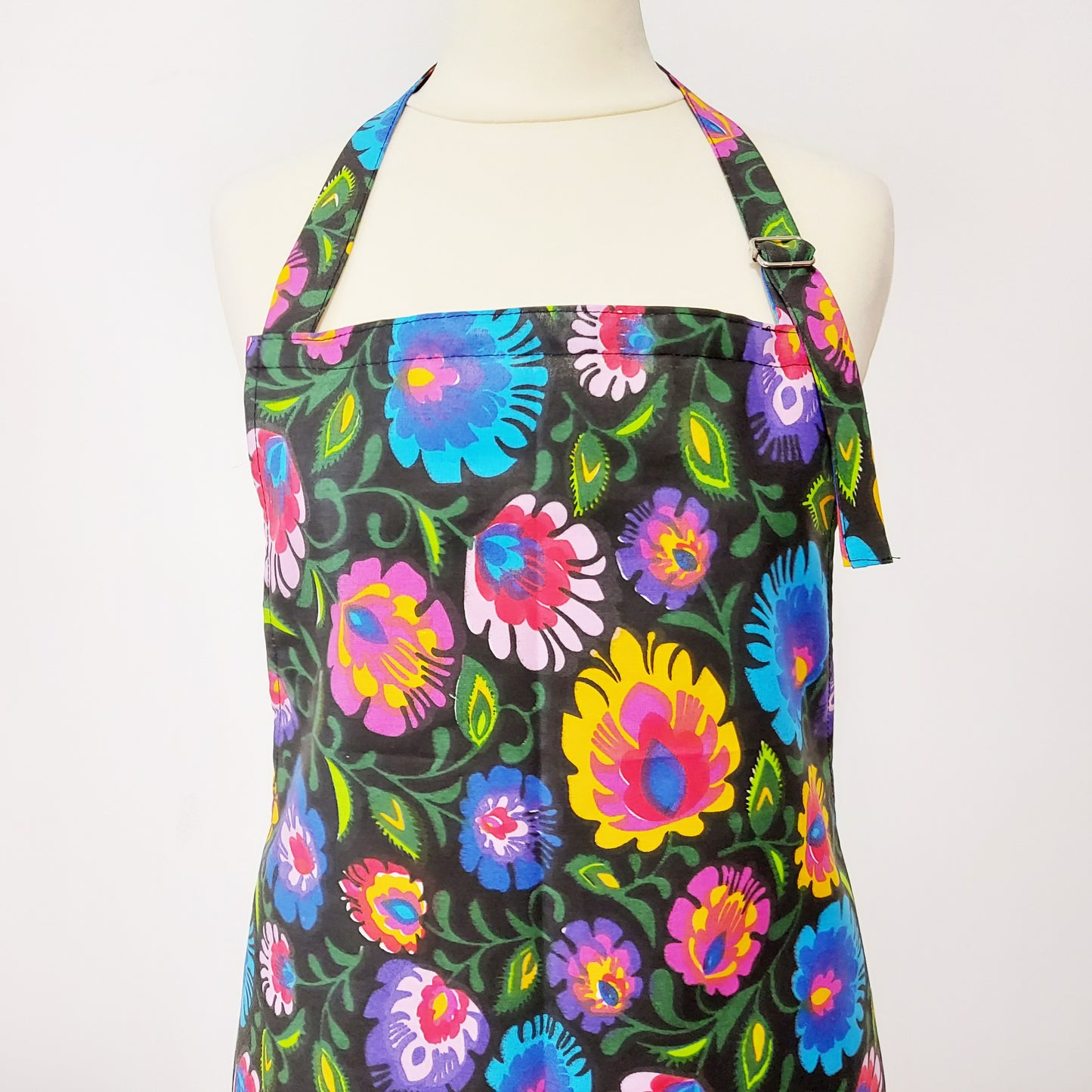 Cotton aprons, black aprons, buy kitchen aprons, aprons in flowers, aprons bulk, 100% cotton apron, apron with pocket, women's aprons, aprons for cooking, Linencharm