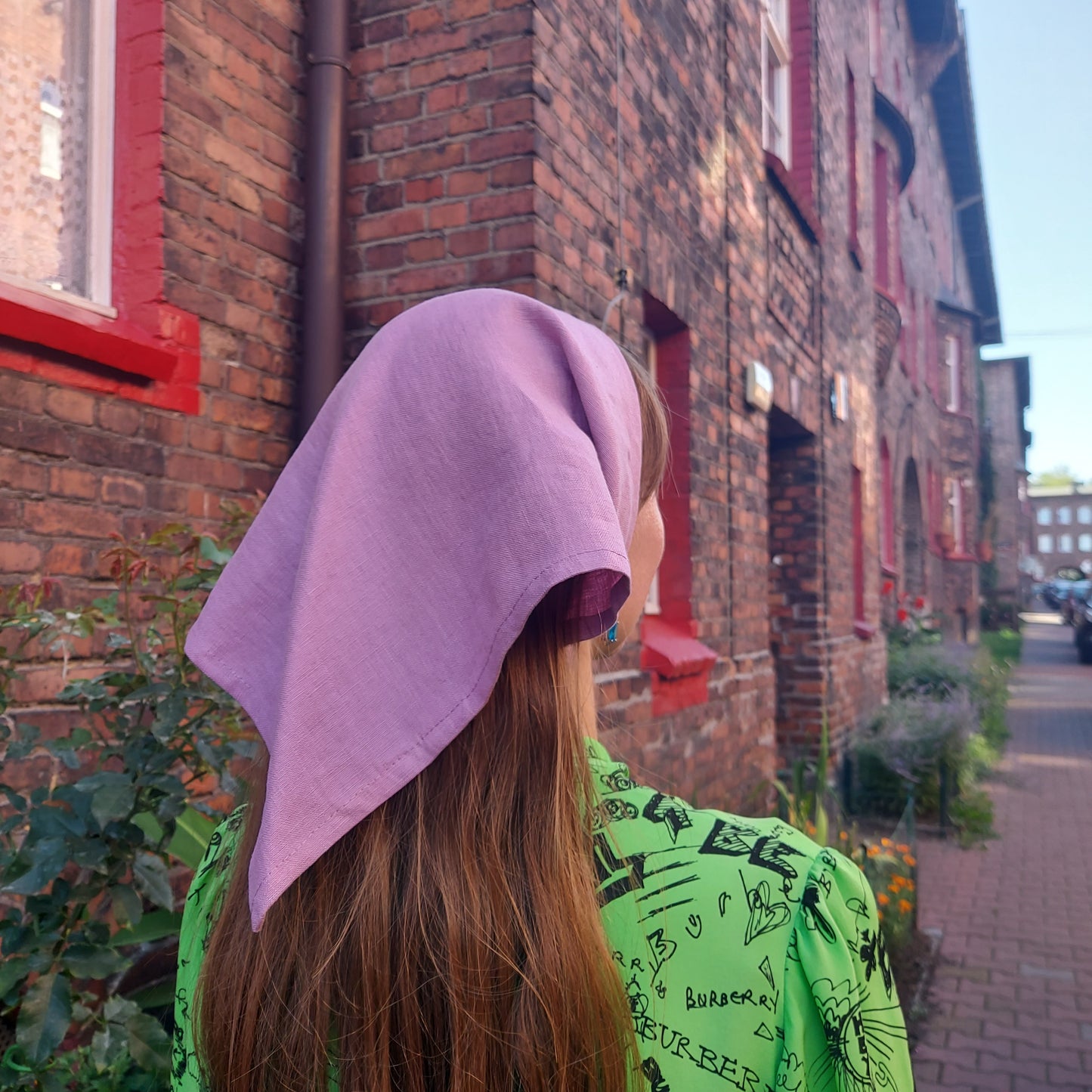 Linen bandana in lilac styled as a soft headband – 82 x 38 cm